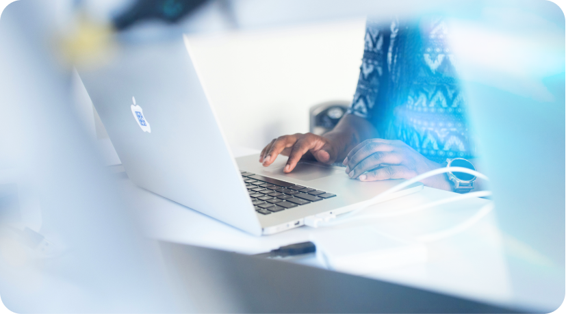 personne travaillant sur macbook